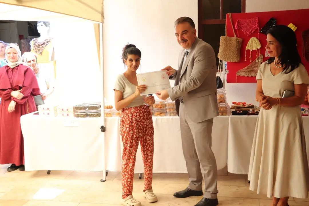 Edremit’te kursiyerlerin el emeği göz nuru ürünleri sergilendi