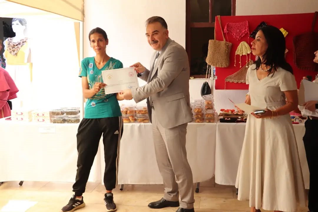 Edremit’te kursiyerlerin el emeği göz nuru ürünleri sergilendi