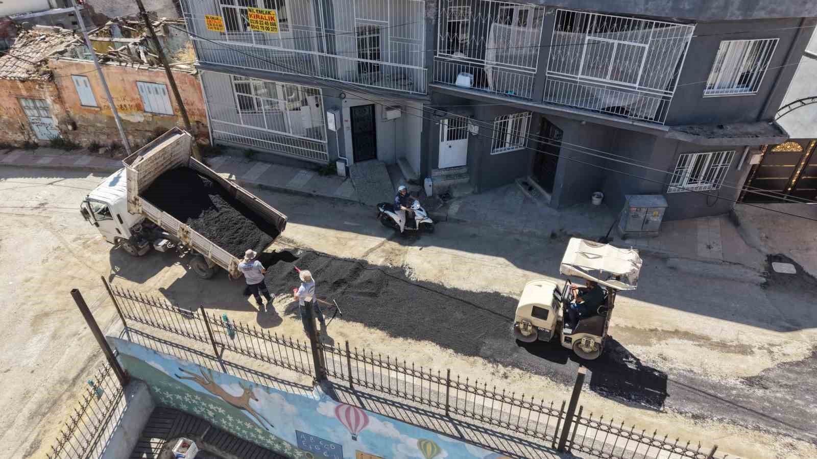 Şehzadeler’de altyapısı tamamlanan sokaklar asfaltlanıyor