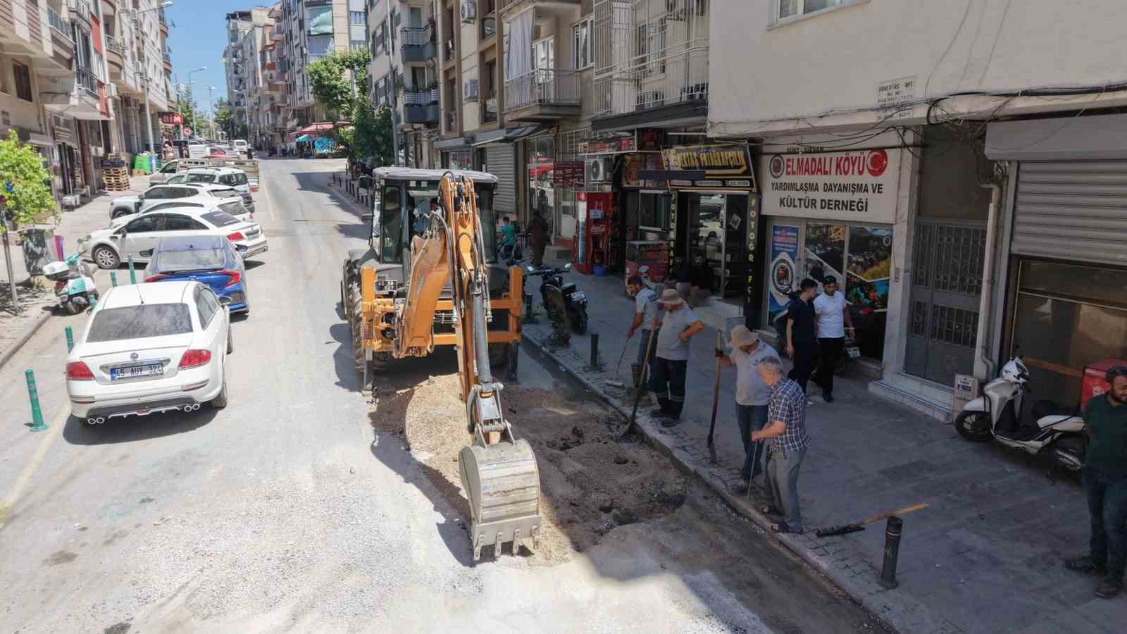 Şehzadeler’de altyapısı tamamlanan sokaklar asfaltlanıyor