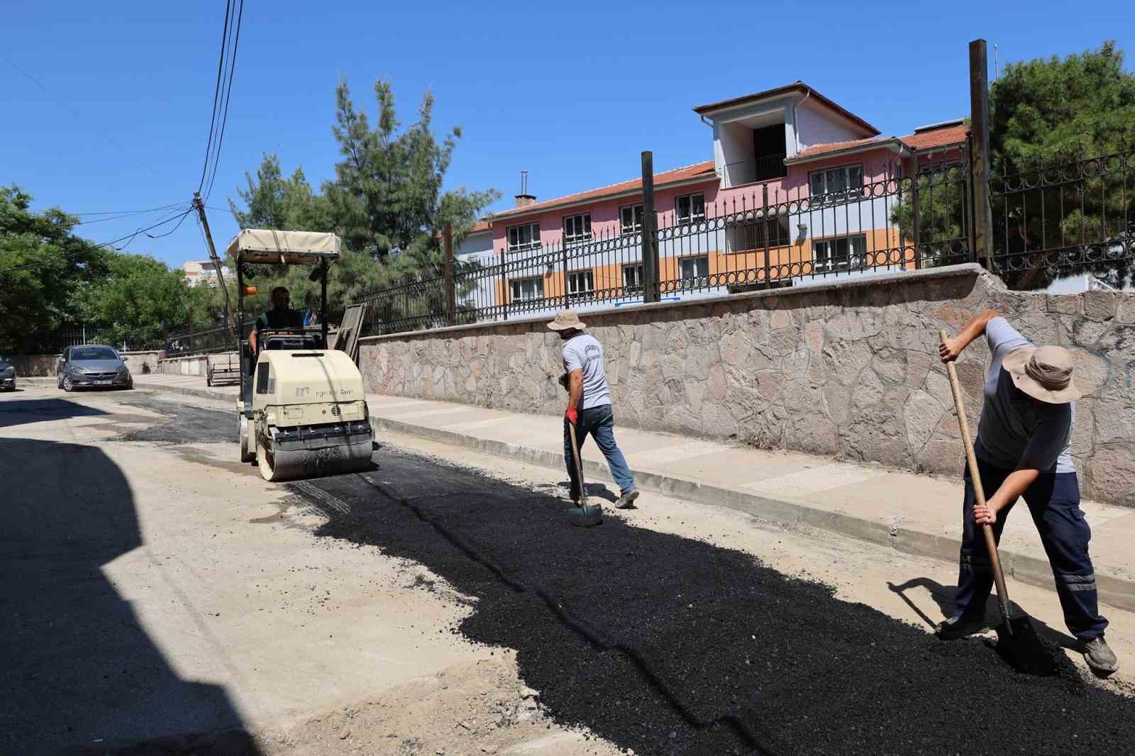Şehzadeler’de altyapısı tamamlanan sokaklar asfaltlanıyor