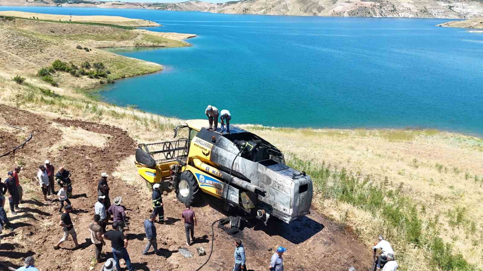 Buğday hasadı sırasında biçerdöver alevlere teslim oldu