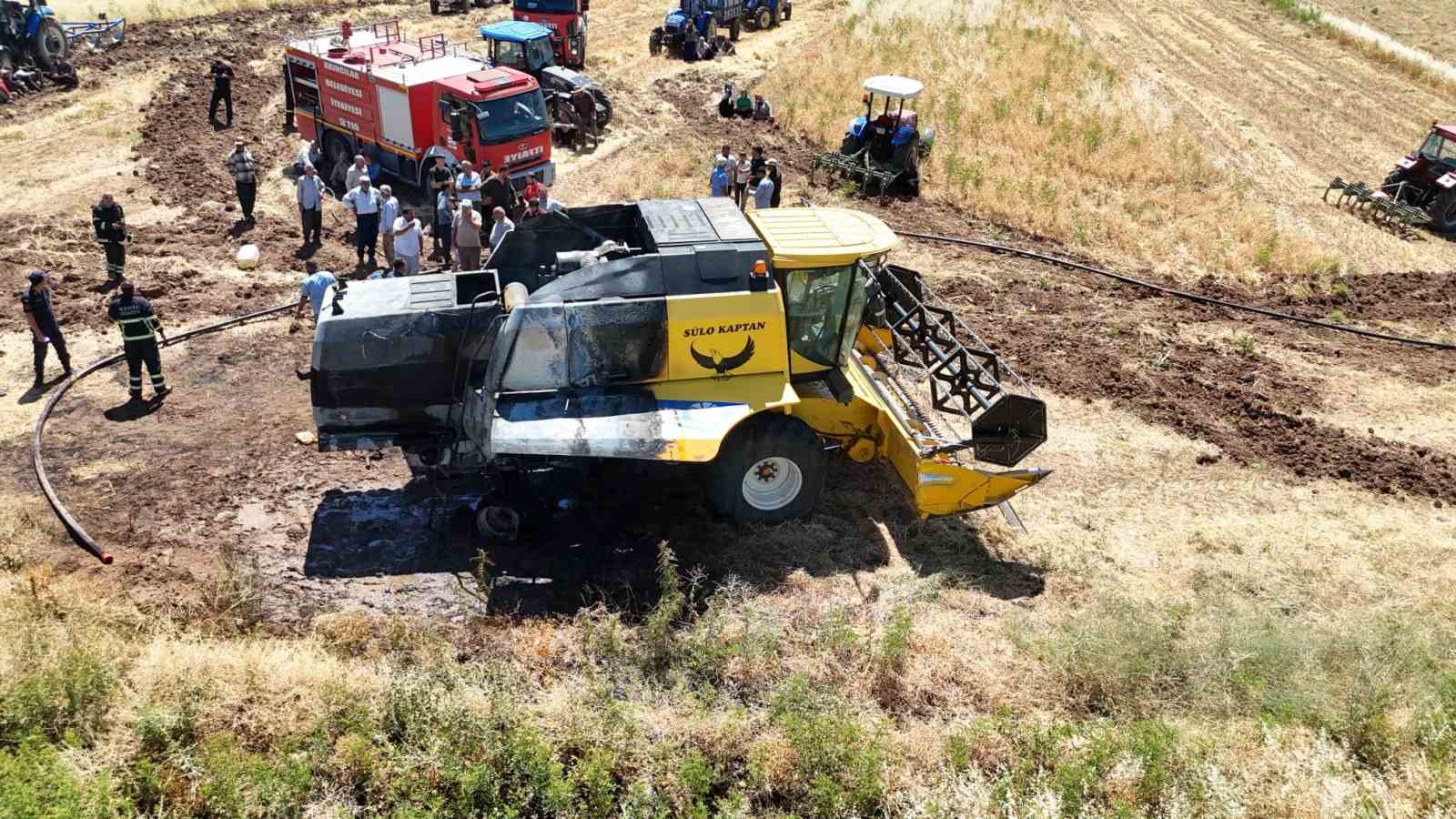 Buğday hasadı sırasında biçerdöver alevlere teslim oldu