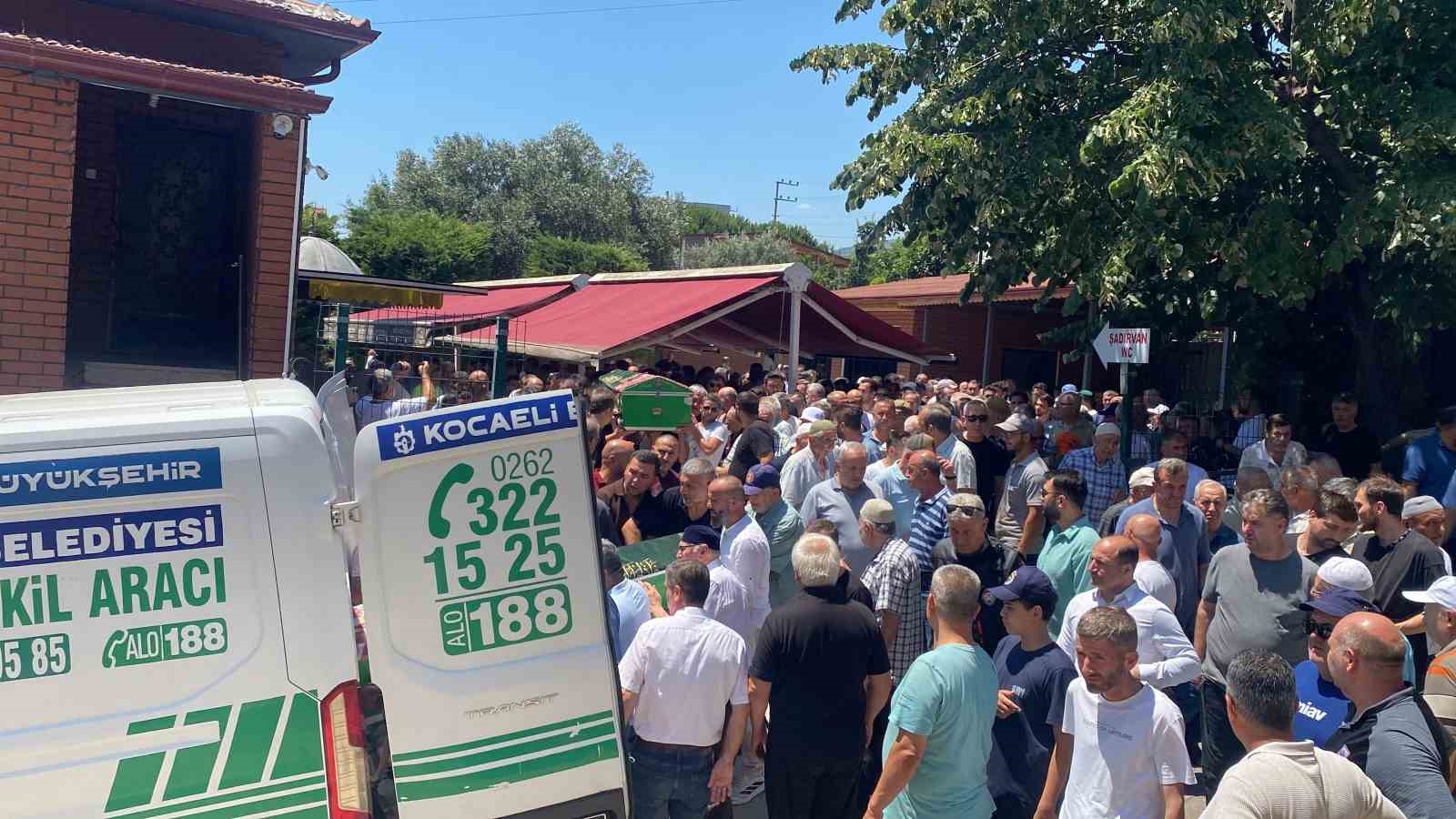 Tatil yolunda can veren anne ve kızı toprağa verildi