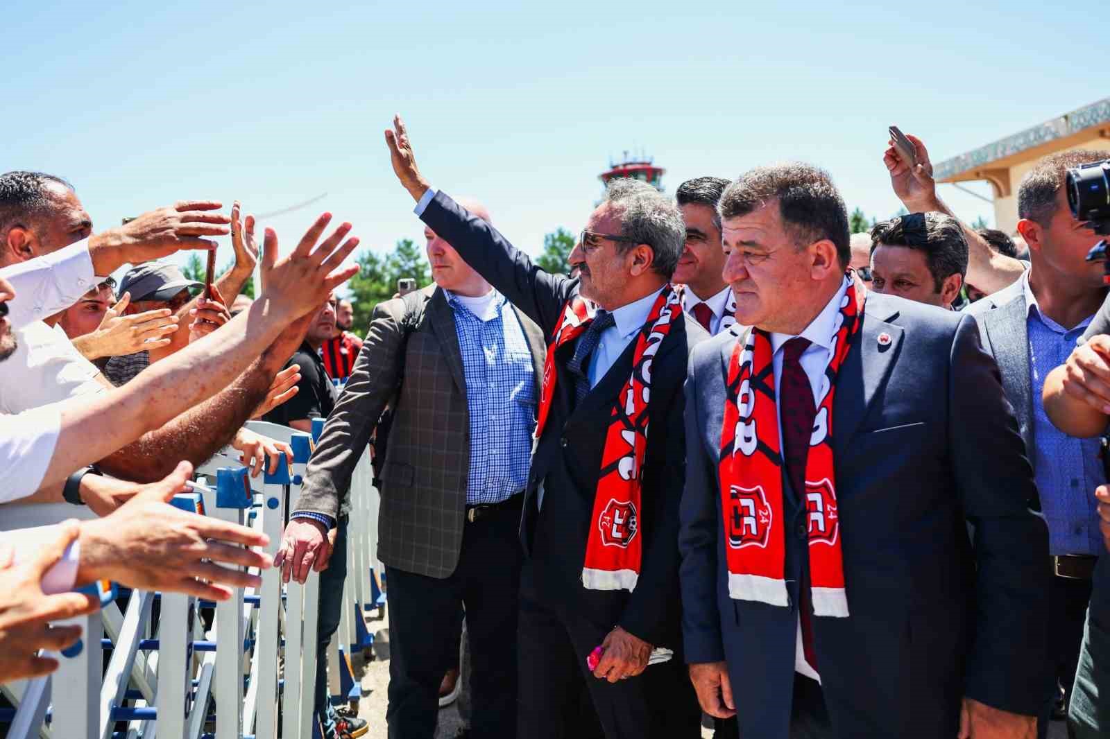 Ulukaya memleketi Erzincan’da coşkuyla karşılandı
