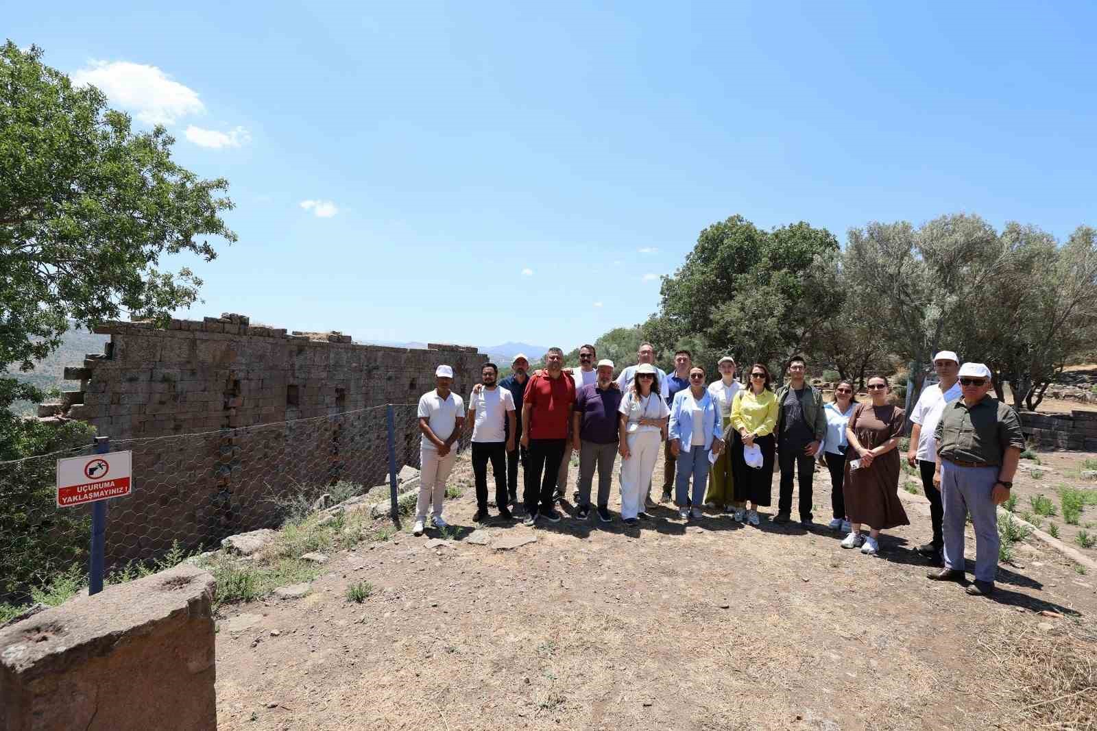 Komisyon üyeleri Yunusemre’nin tarih ve kültür rotasını keşfetti