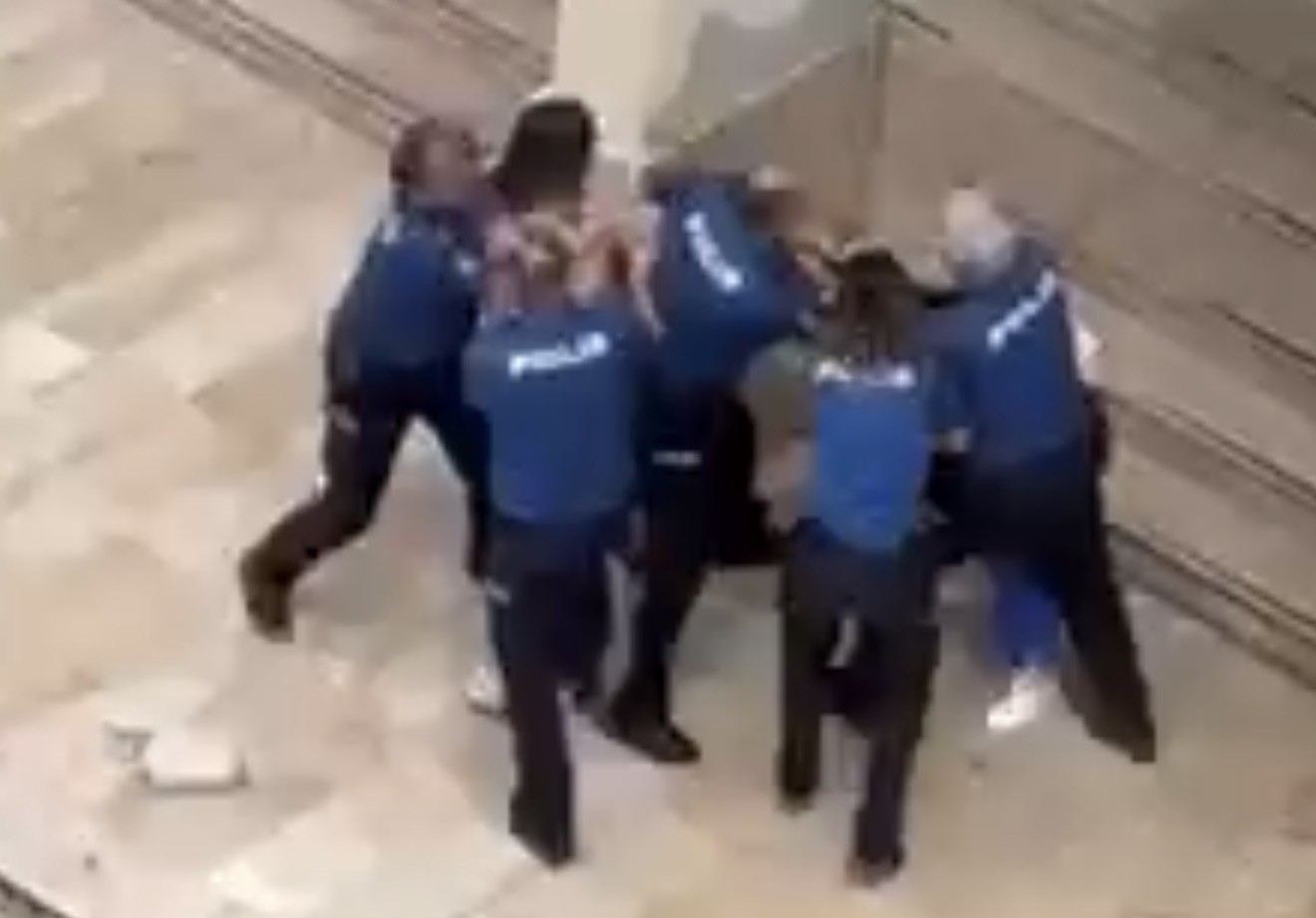 Polisin önünde kadın kavgası