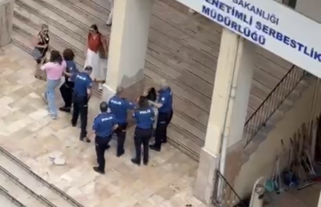 Polisin önünde kadın kavgası