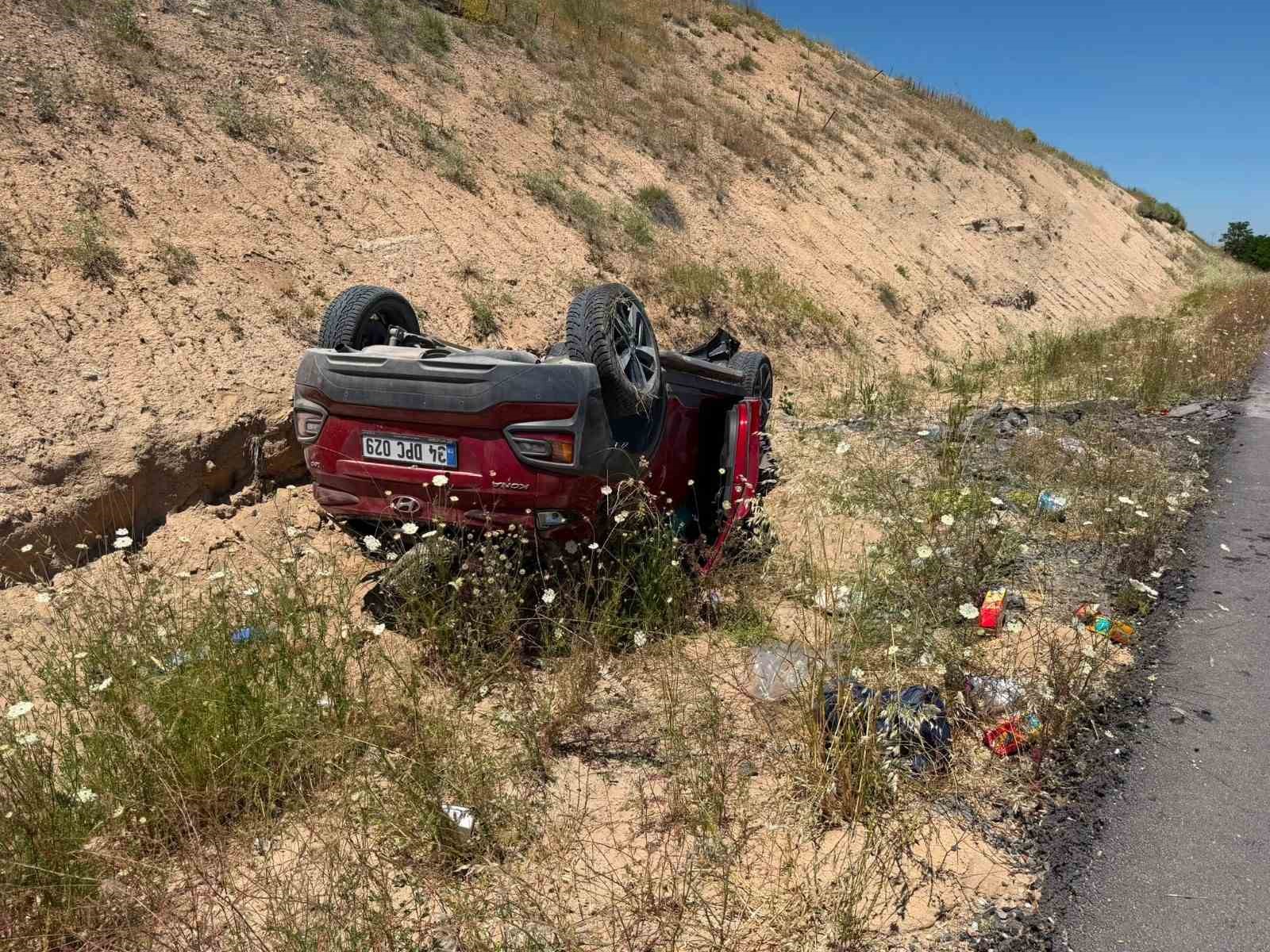Takla atan otomobildeki 2 kişi yaralandı