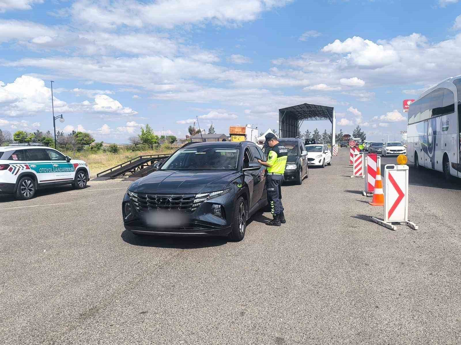 Gaziantep’te şok yol kontrol uygulaması: 74 aranan şahıs yakalandı