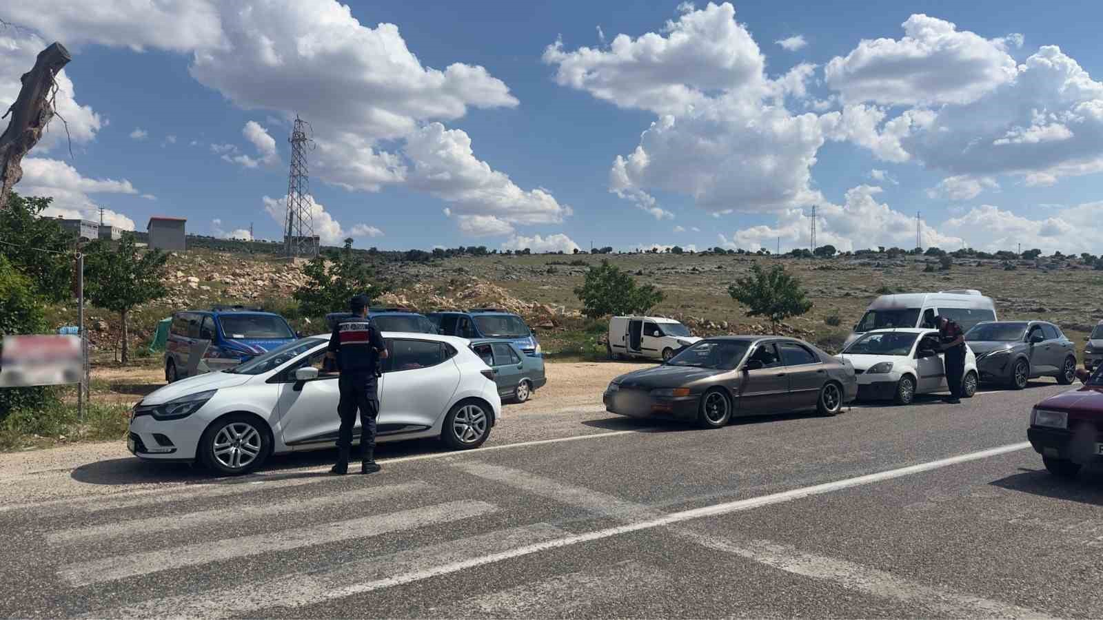 Gaziantep’te şok yol kontrol uygulaması: 74 aranan şahıs yakalandı
