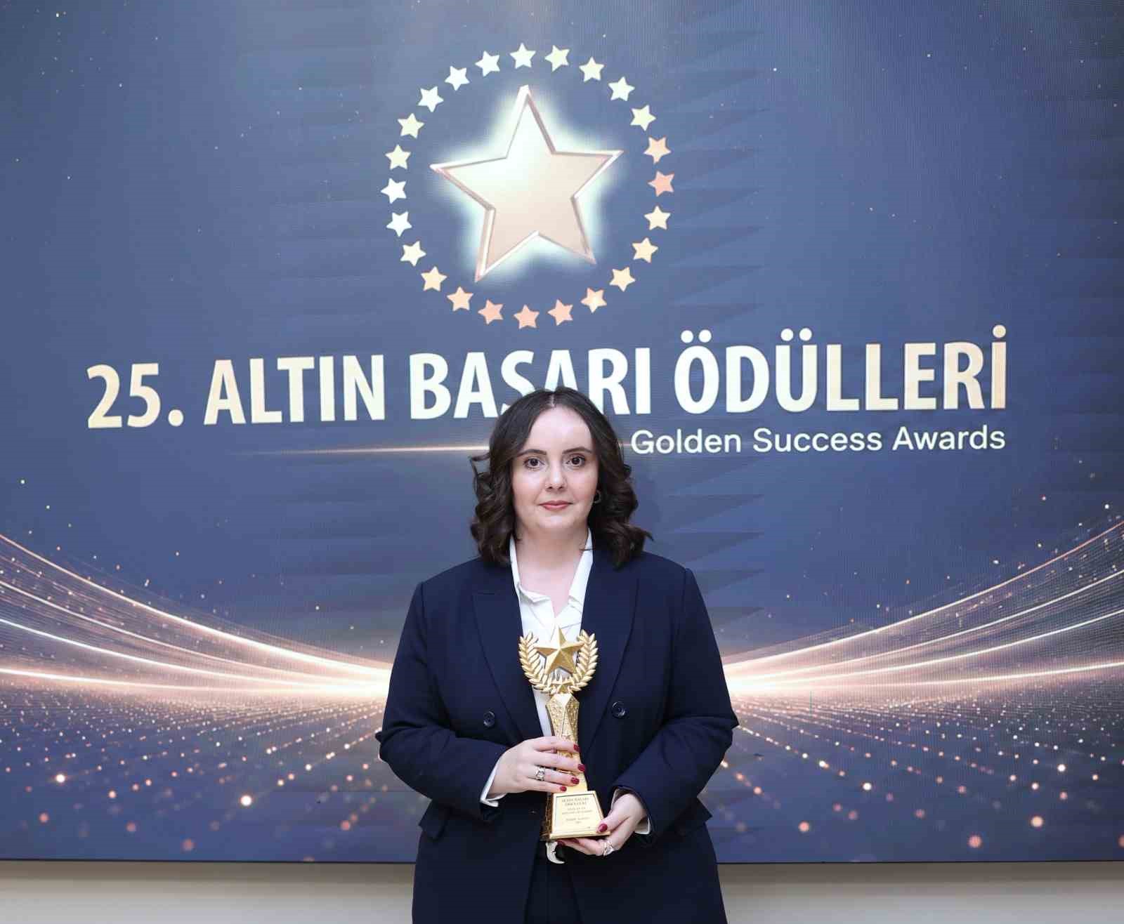 İHA muhabiri Zöhre Alagöz’e "Yılın En İyi Savunma Muhabiri" ödülü verildi