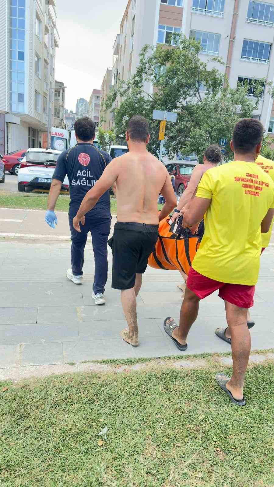 Samsun’da denize giren çocuk boğulma tehlikesi geçirdi