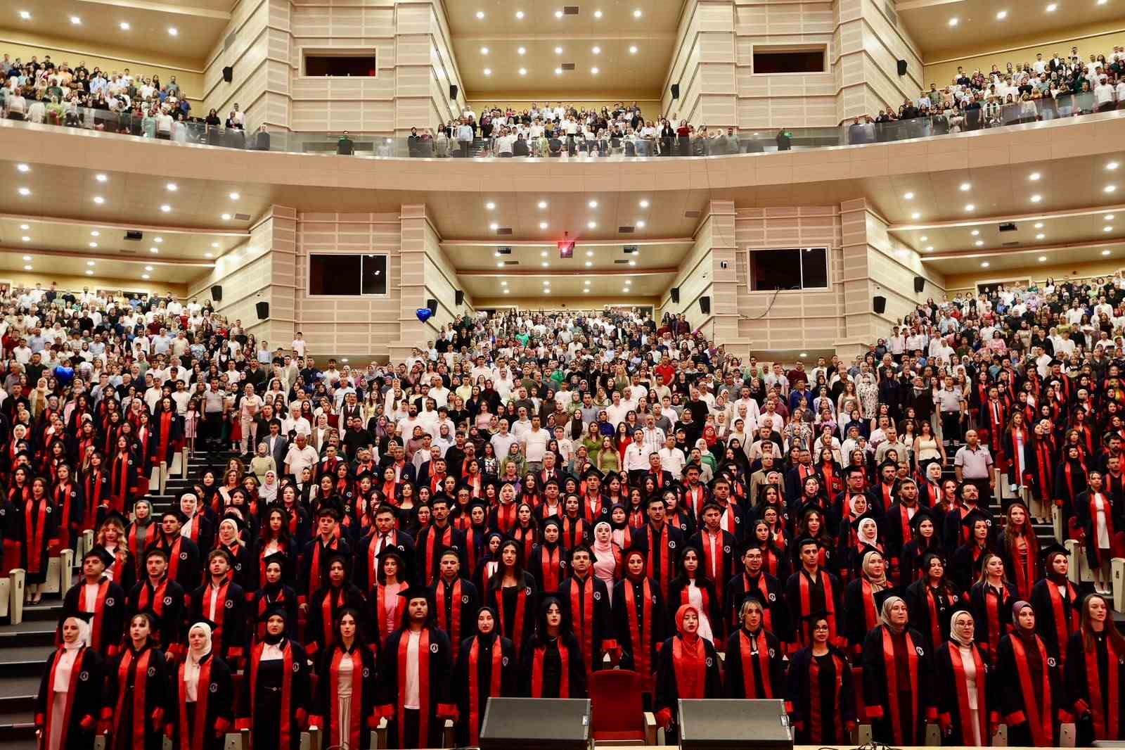 ERÜ Sağlık Hizmetleri Meslek Yüksekokulu yeni mezunlarını verdi