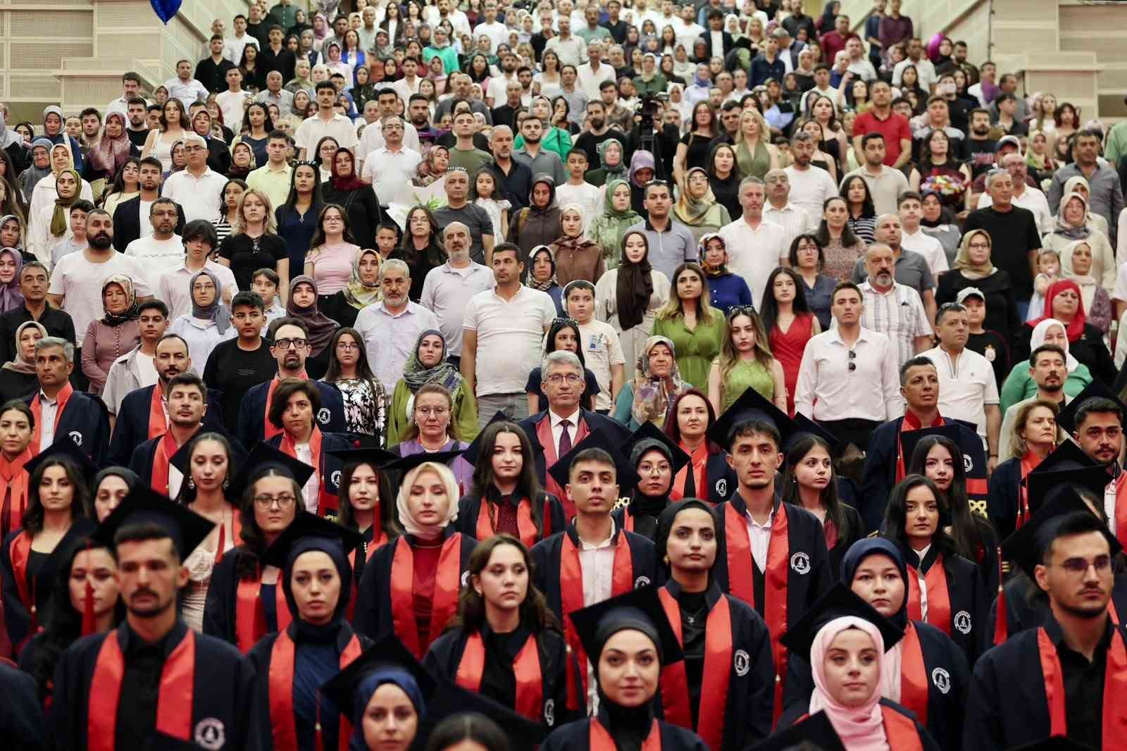 ERÜ Sağlık Hizmetleri Meslek Yüksekokulu yeni mezunlarını verdi