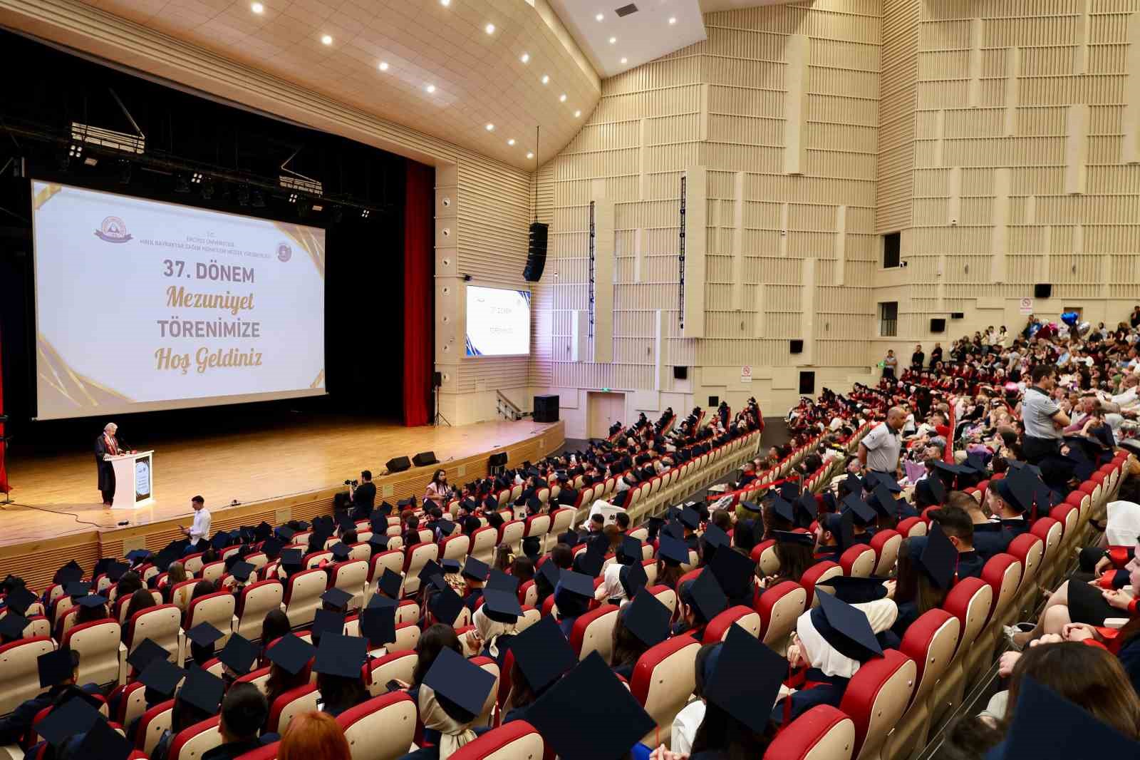 ERÜ Sağlık Hizmetleri Meslek Yüksekokulu yeni mezunlarını verdi