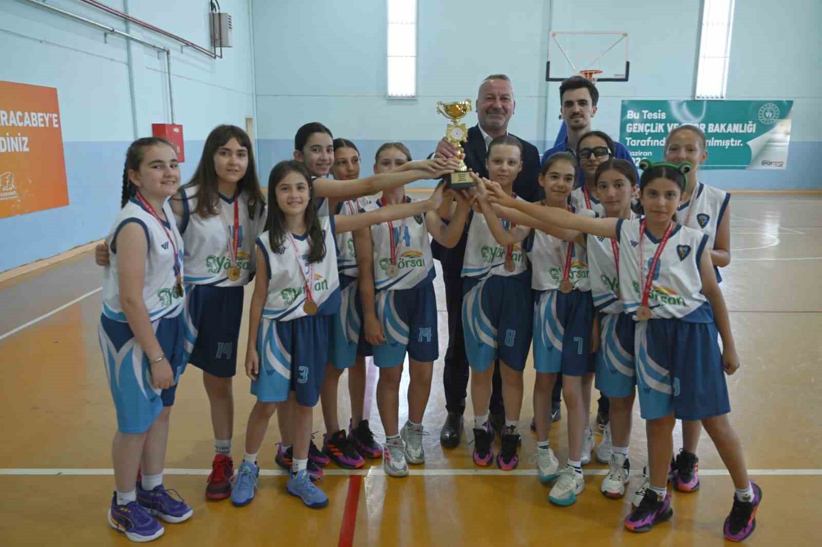 Karacabey Belediyespor’da kupa sevinci