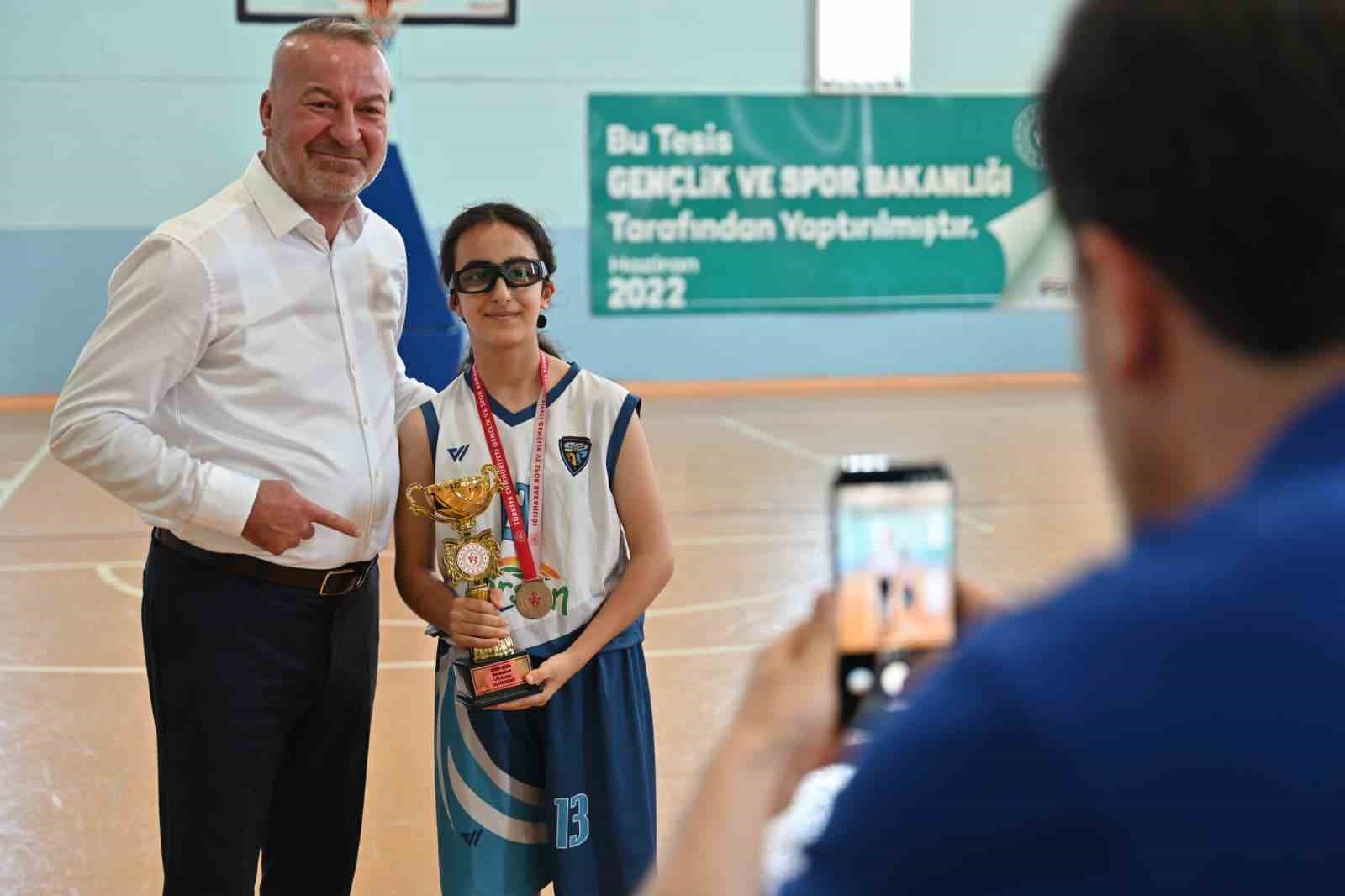 Karacabey Belediyespor’da kupa sevinci