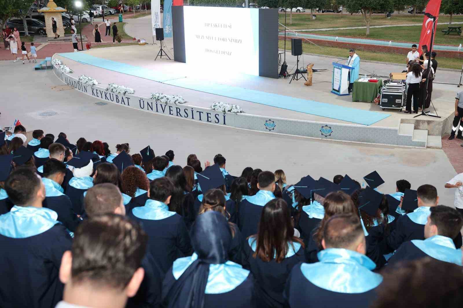ALKÜ Tıp Fakültesi’nde 90 genç hekim mezun oldu