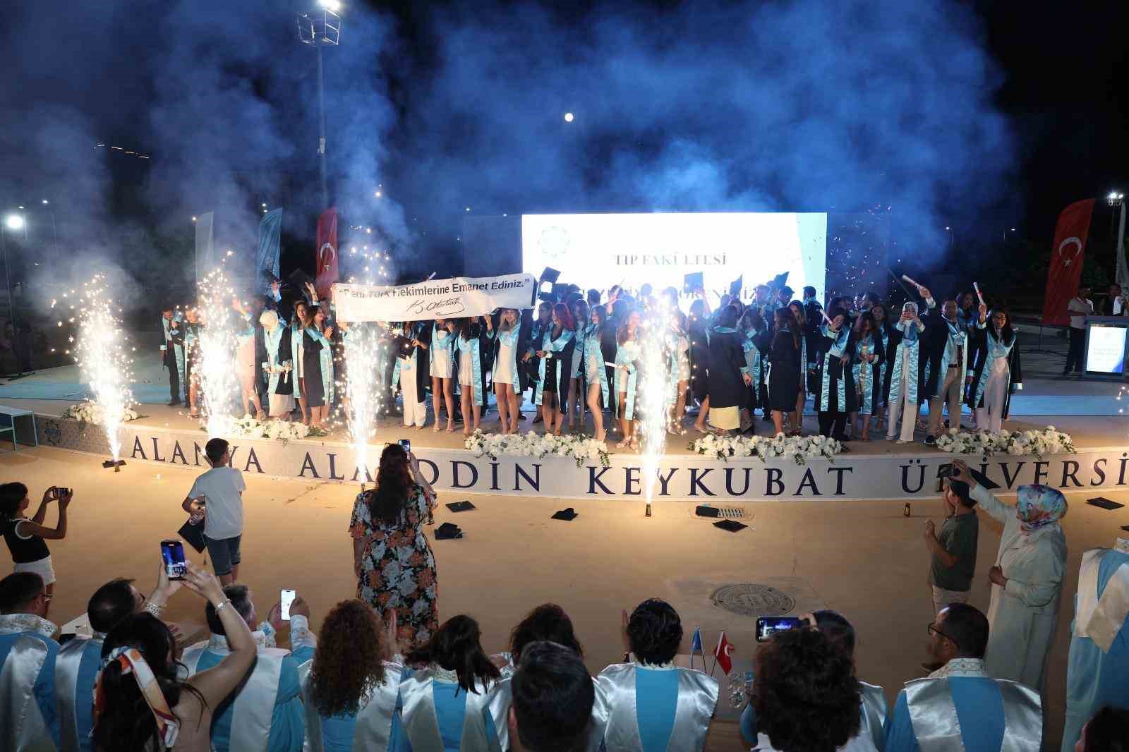 ALKÜ Tıp Fakültesi’nde 90 genç hekim mezun oldu