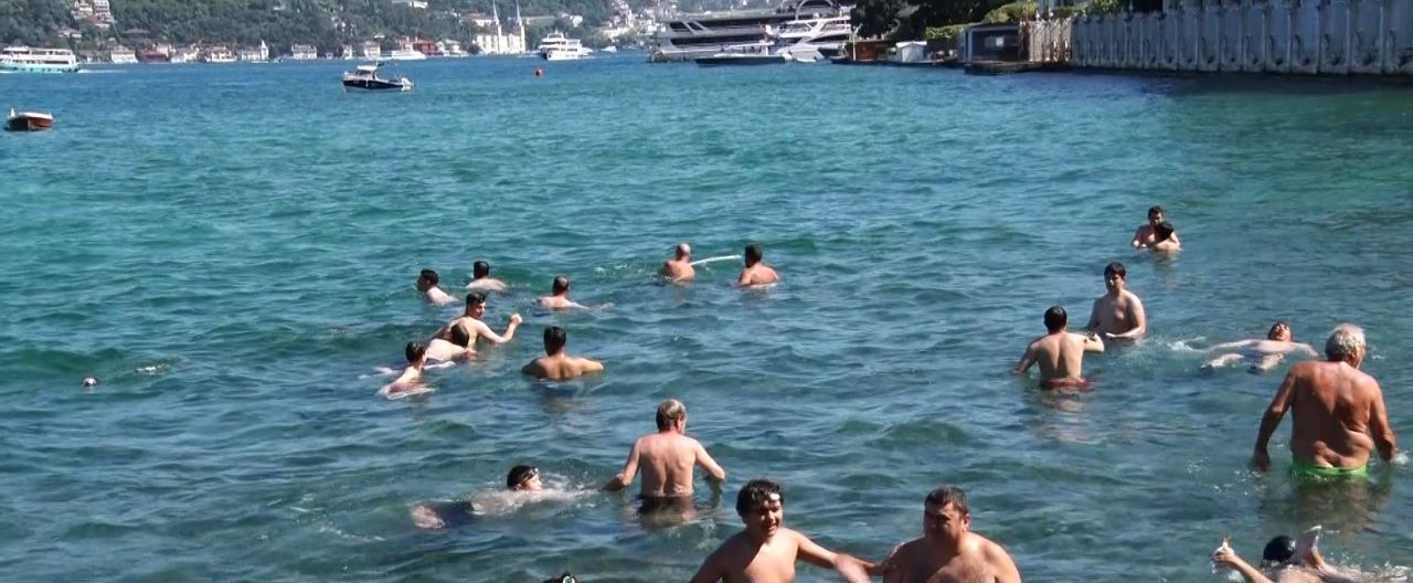 İstanbul’da termometreler 36 dereceyi gösterdi: Sıcaktan bunalan vatandaşlar sahillere akın etti
