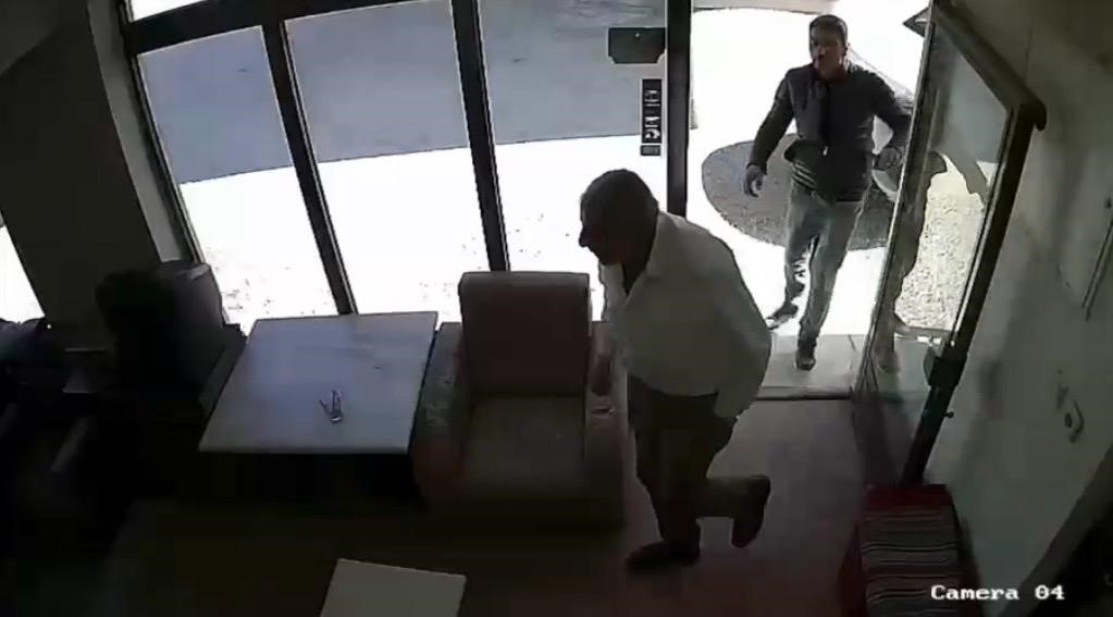 İsteği reddedilince dükkan basan saldırgan komşularının boğazına bıçak dayayıp aracına hasar verdi