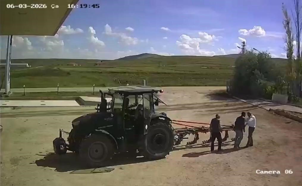 İsteği reddedilince dükkan basan saldırgan komşularının boğazına bıçak dayayıp aracına hasar verdi
