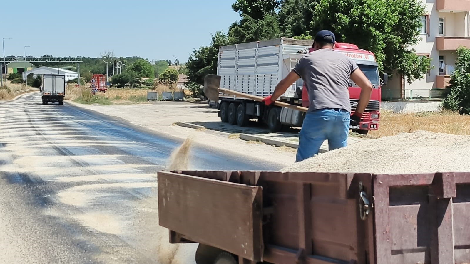 Edirne’de kavurucu sıcaklar asfaltı eritti: Belediye ekipleri yola kum serdi
