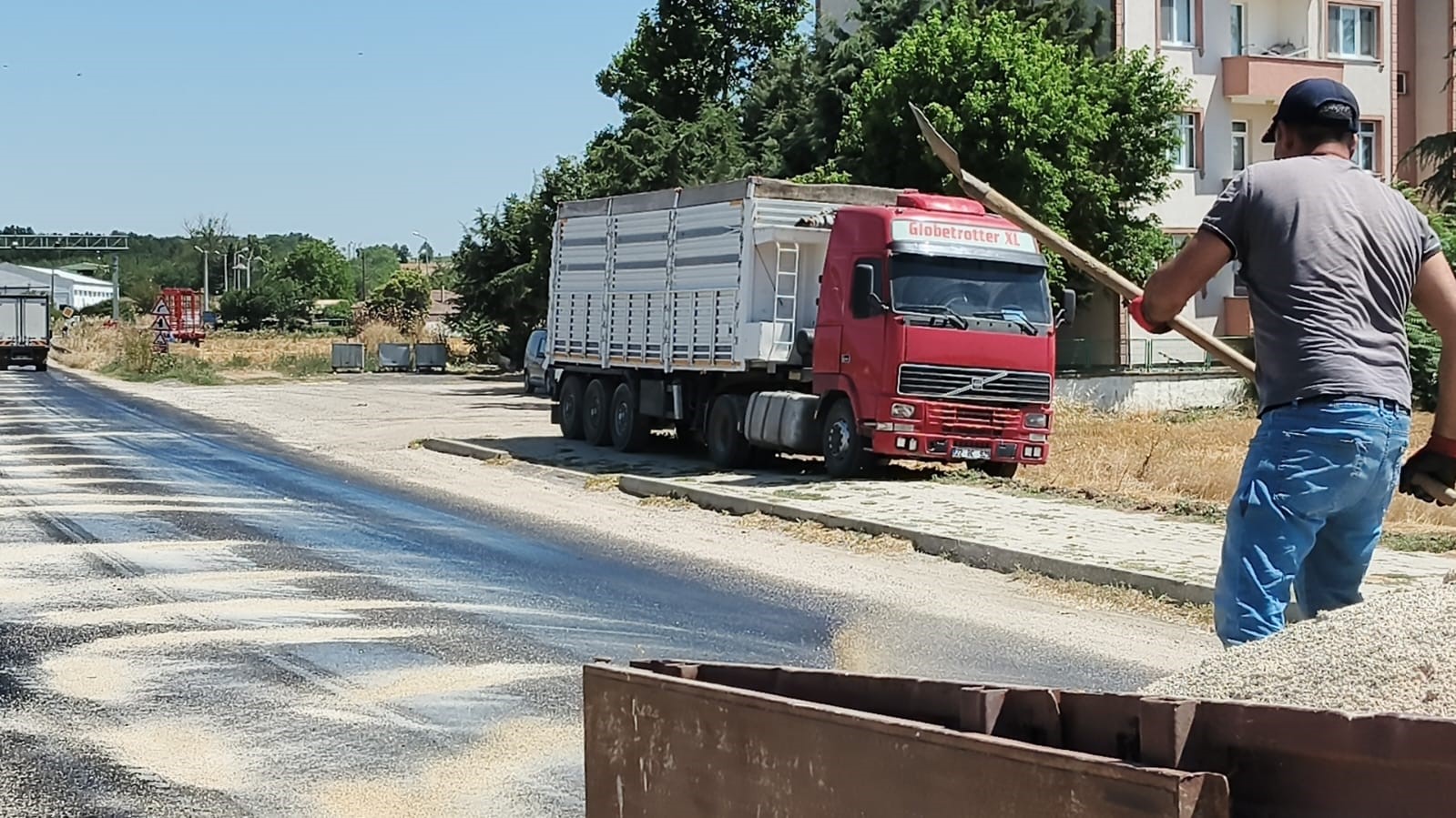 Edirne’de kavurucu sıcaklar asfaltı eritti: Belediye ekipleri yola kum serdi