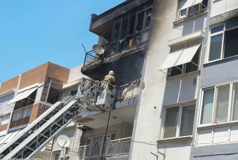 İzmir’de korkutan yangın: 6 kişi dumandan etkilendi