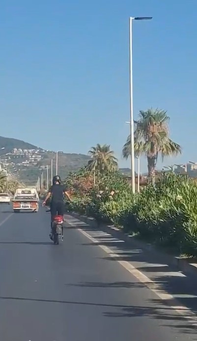Alanya’da motosiklet üzerinde ayakta ilerleyen sürücünün tehlikeli yolculuğu kamerada