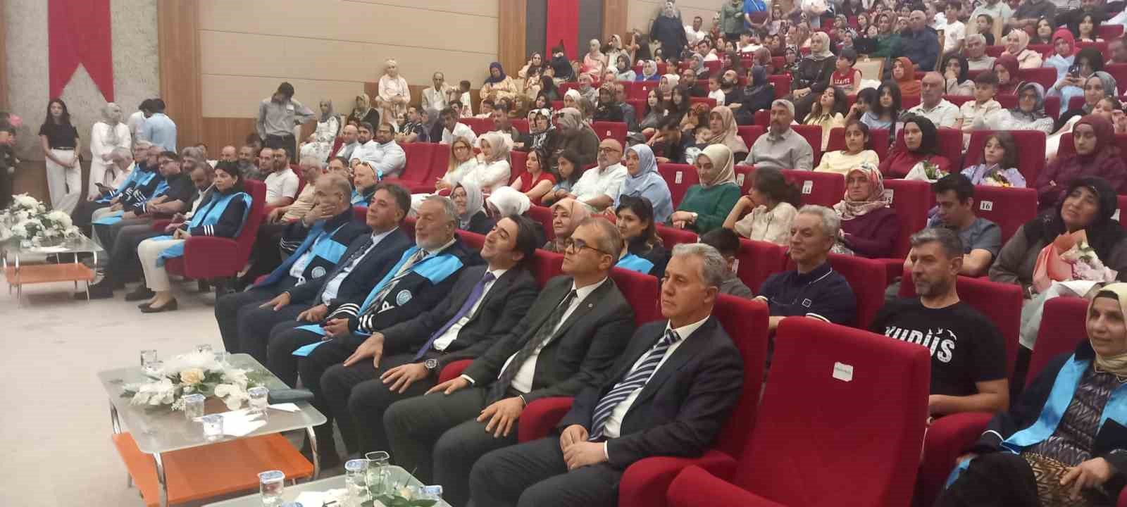 Tamamına yakınını kız öğrencilerin oluşturduğu fakültede mezuniyet coşkusu