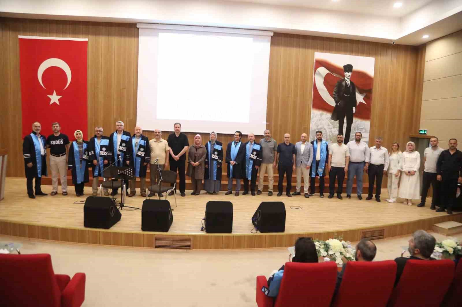 Tamamına yakınını kız öğrencilerin oluşturduğu fakültede mezuniyet coşkusu