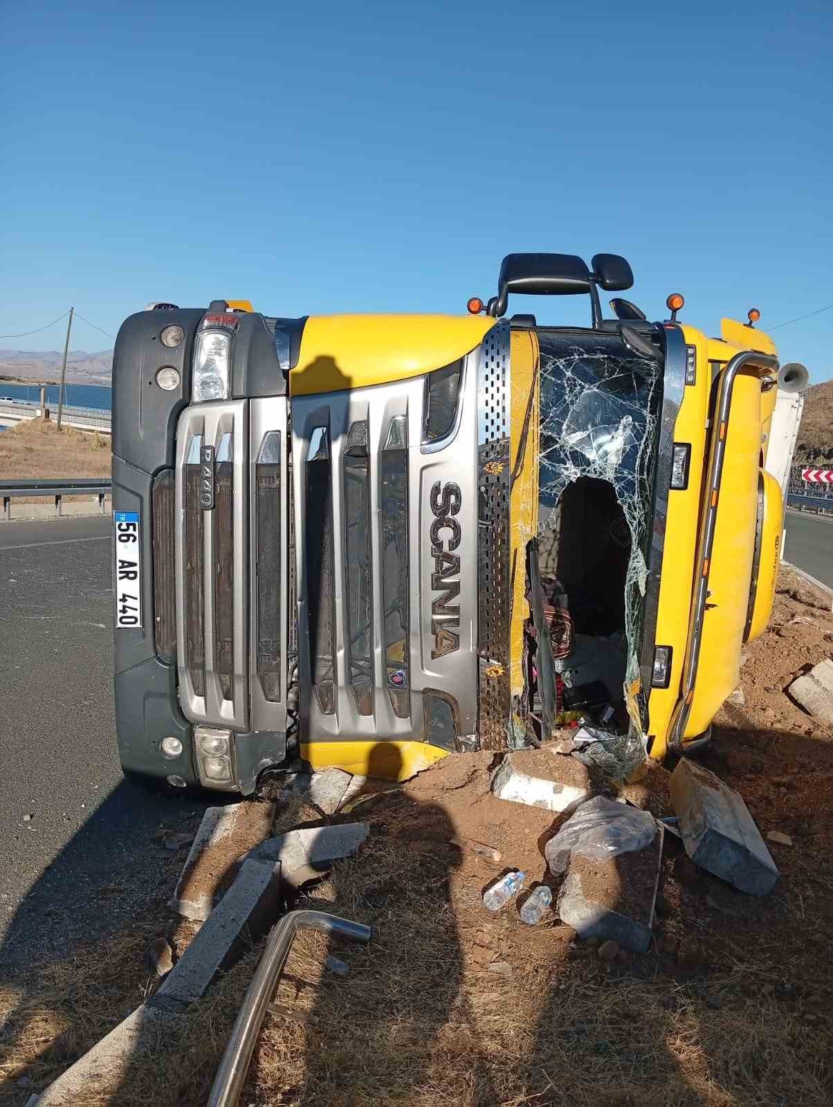 Elazığ’da hayvan yüklü tır devrildi: 2 yaralı