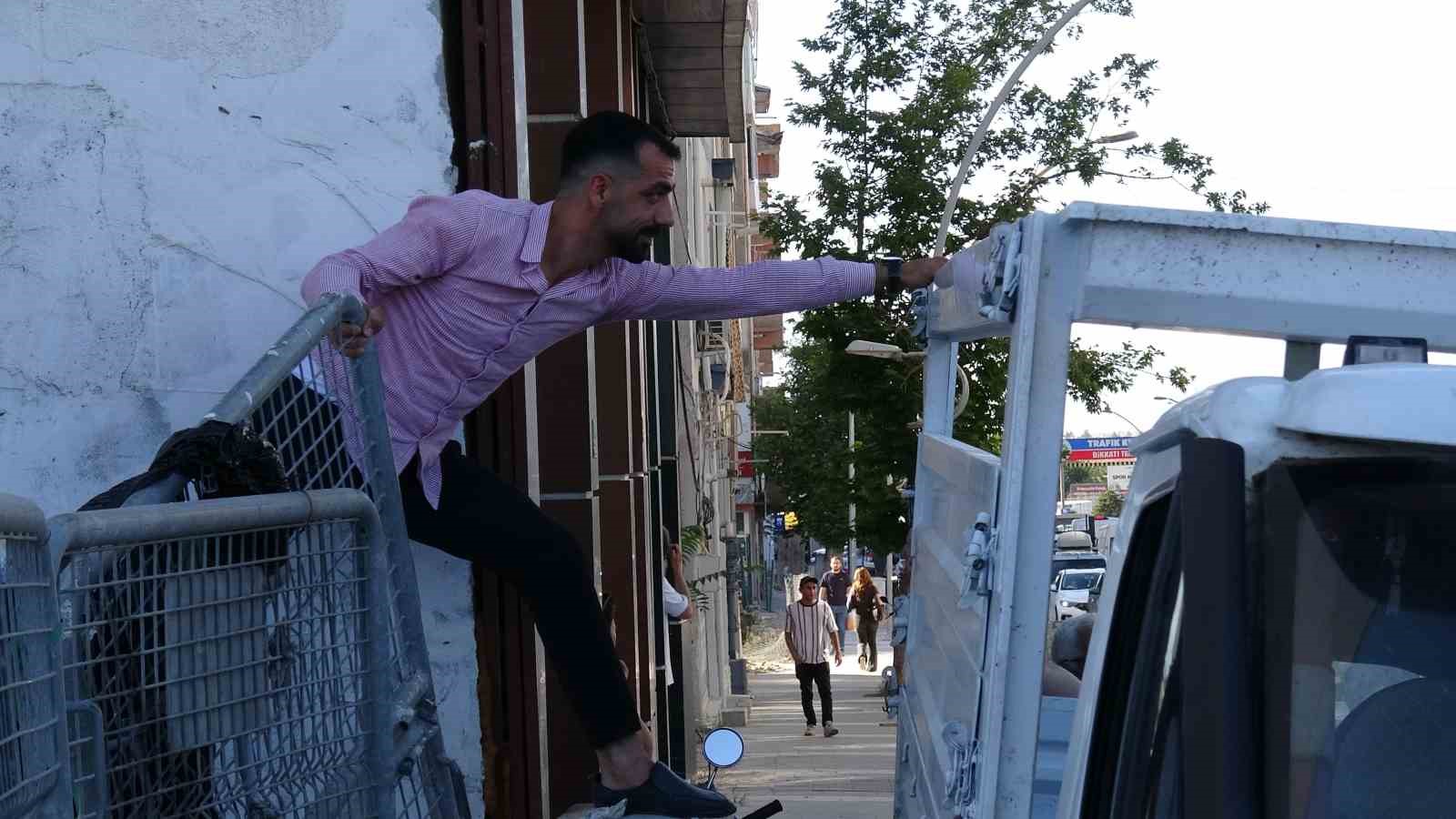 Kaldırıma park edilen kamyonet trafiği kilitledi, yol esnafın aracı itmesiyle açıldı