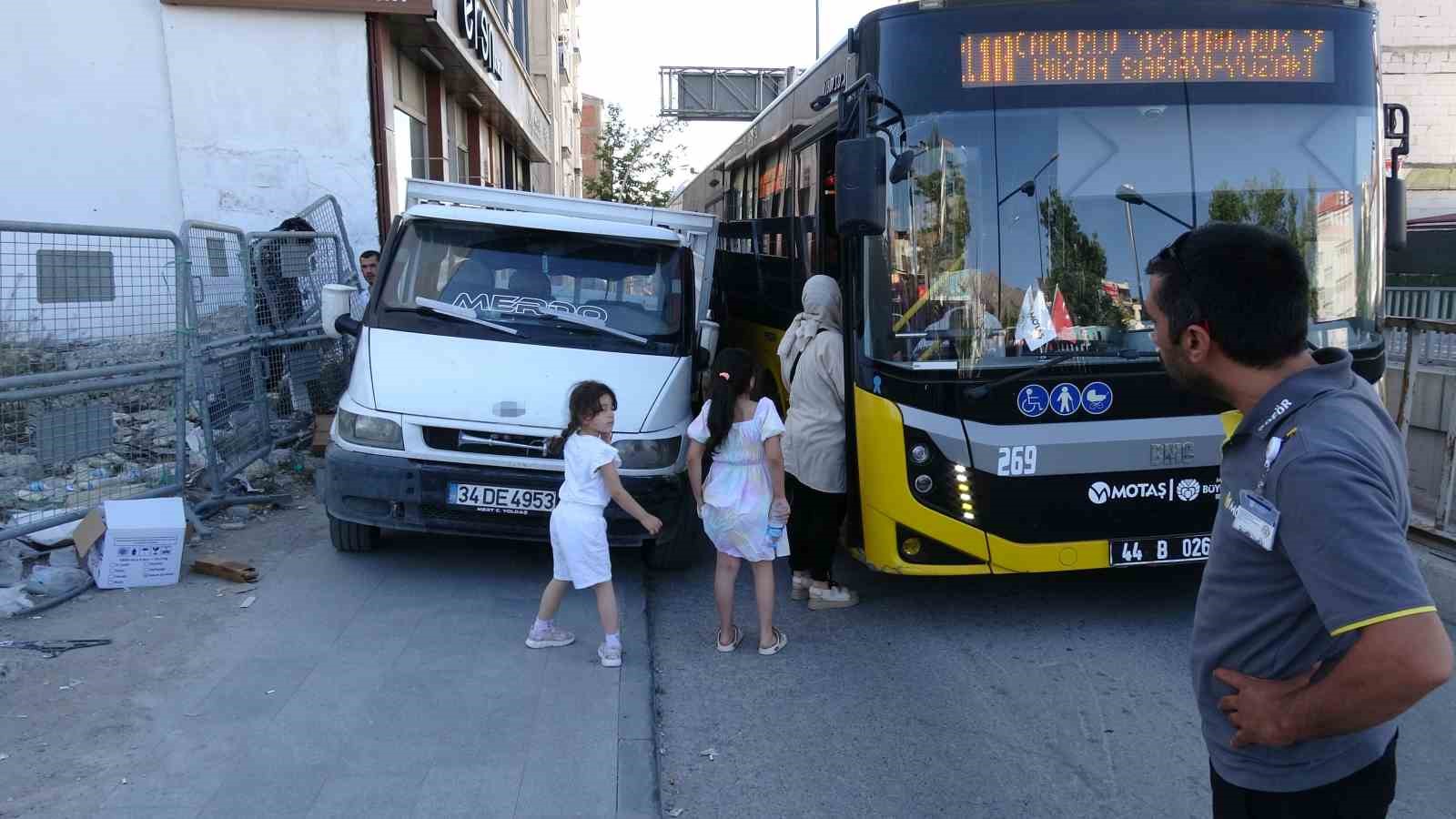 Kaldırıma park edilen kamyonet trafiği kilitledi, yol esnafın aracı itmesiyle açıldı