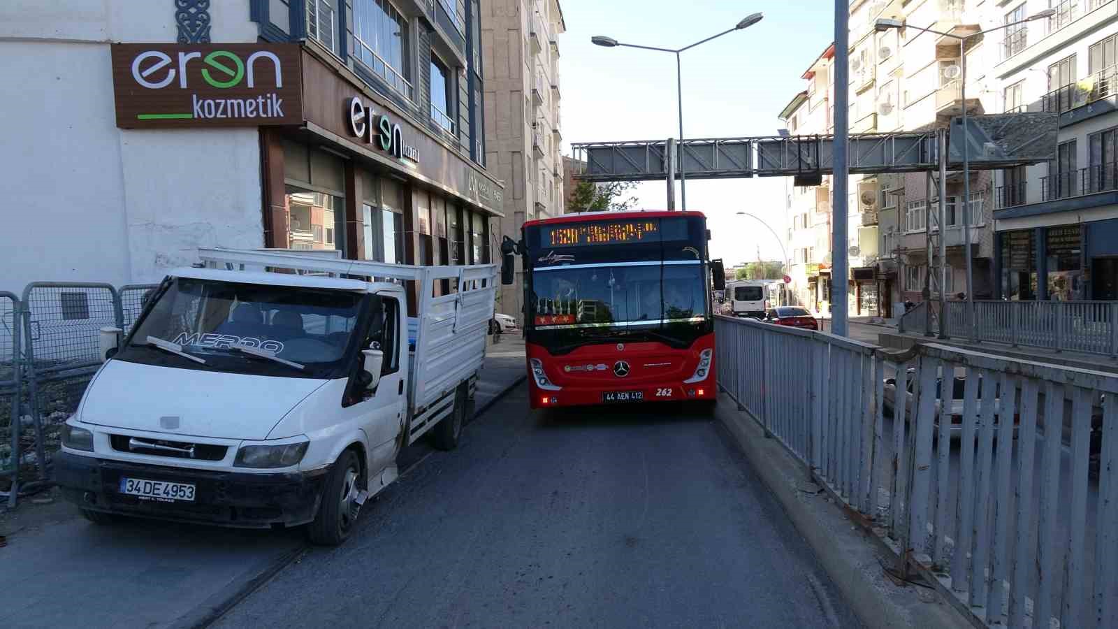 Kaldırıma park edilen kamyonet trafiği kilitledi, yol esnafın aracı itmesiyle açıldı