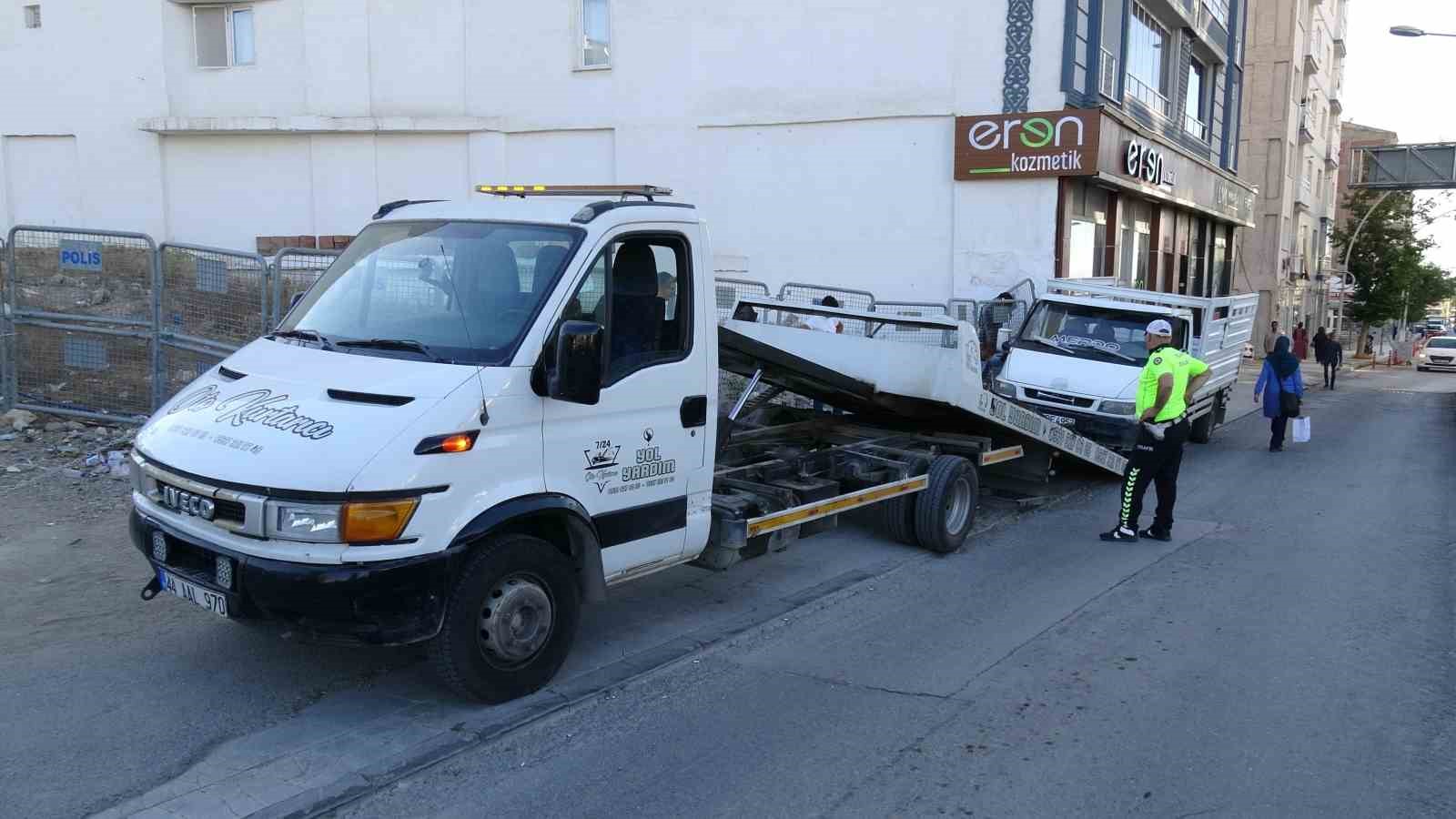Kaldırıma park edilen kamyonet trafiği kilitledi, yol esnafın aracı itmesiyle açıldı