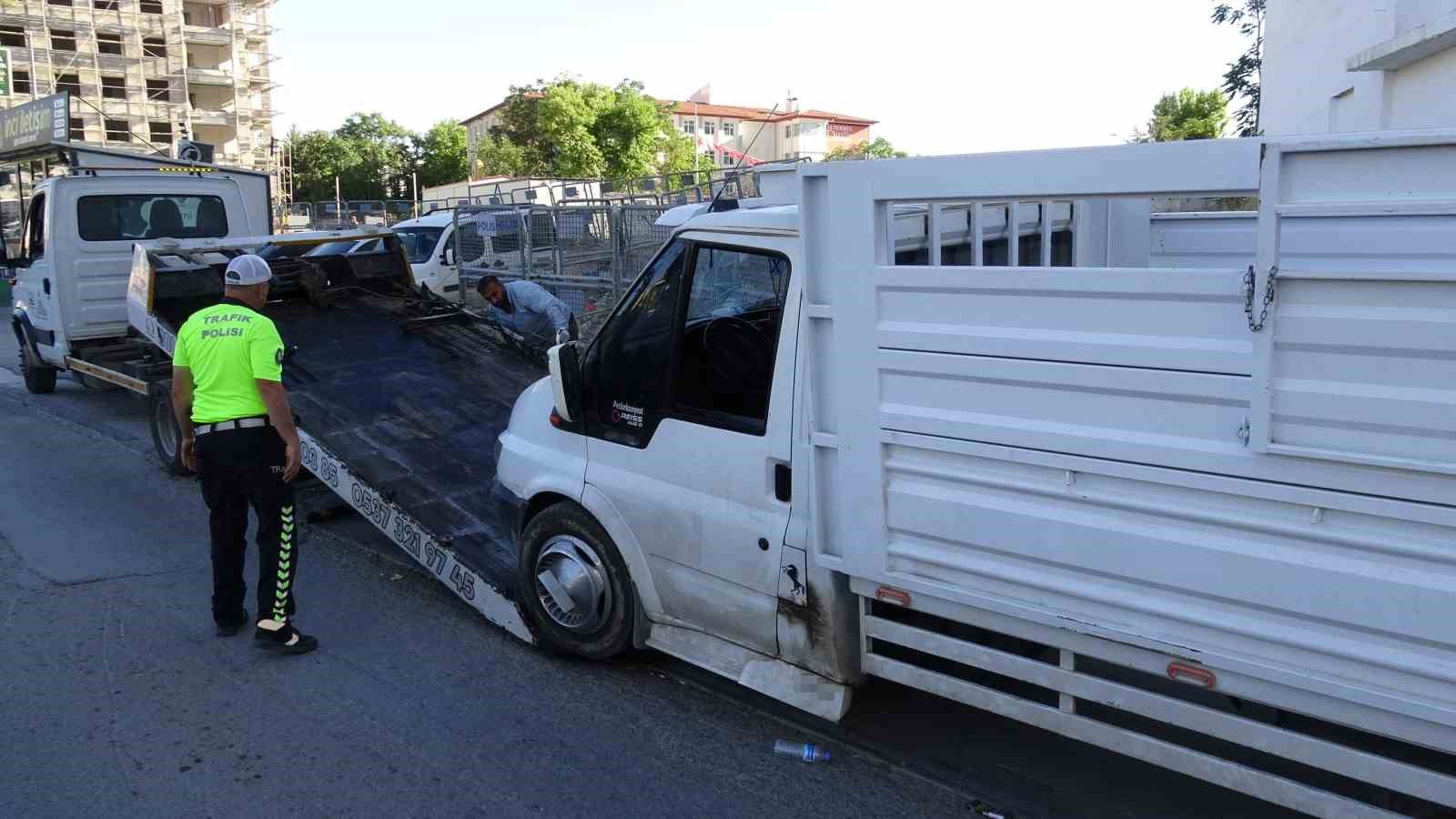 Kaldırıma park edilen kamyonet trafiği kilitledi, yol esnafın aracı itmesiyle açıldı