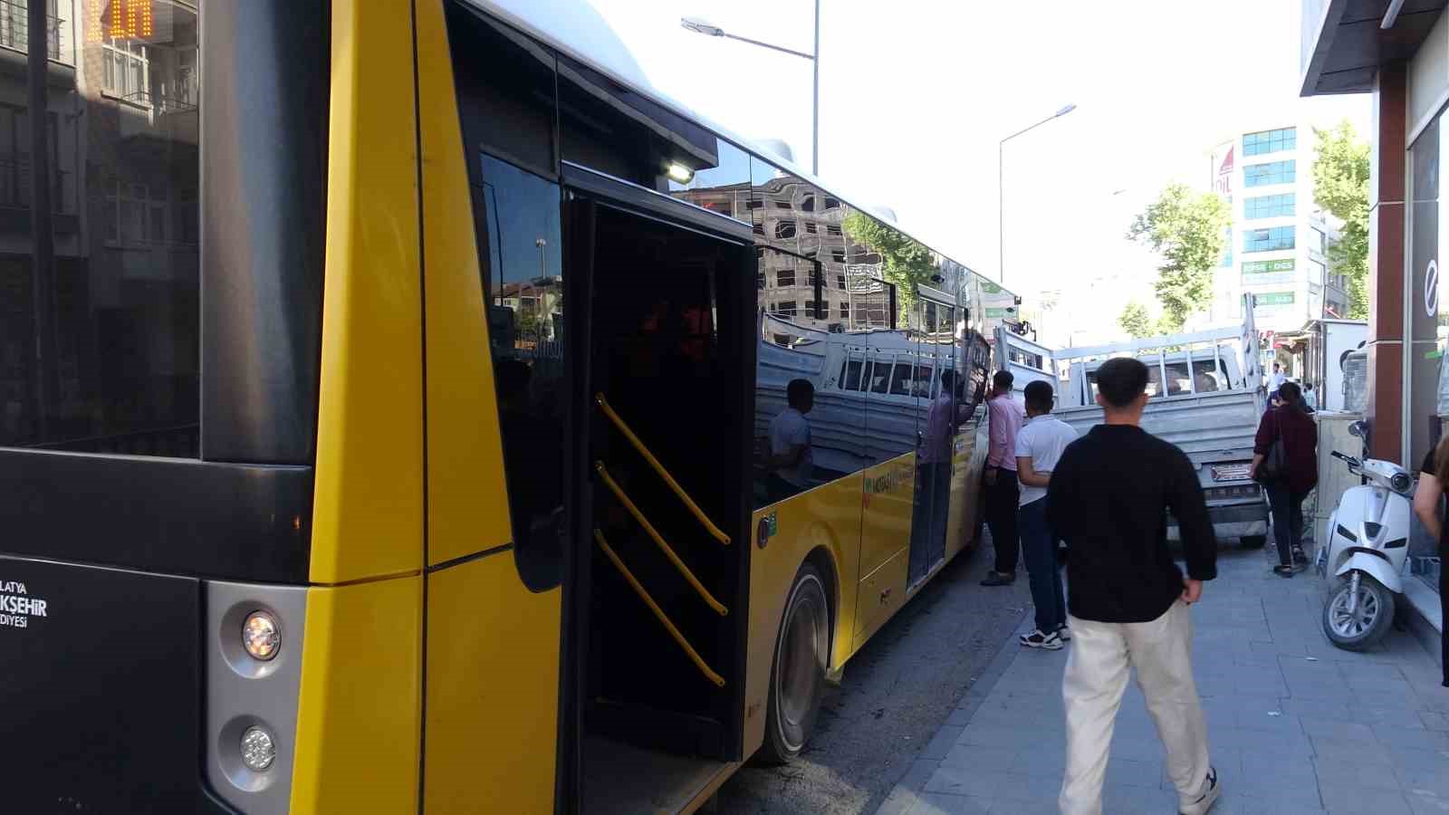 Kaldırıma park edilen kamyonet trafiği kilitledi, yol esnafın aracı itmesiyle açıldı
