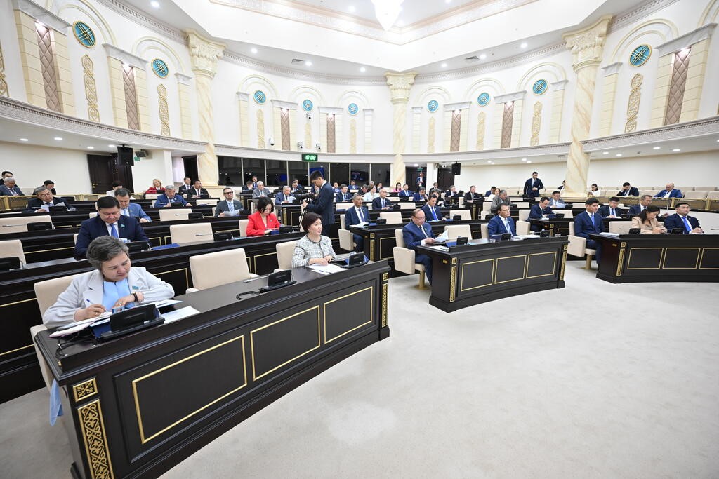 Kazakistan parlamentosu son oturumunu gerçekleştirdi