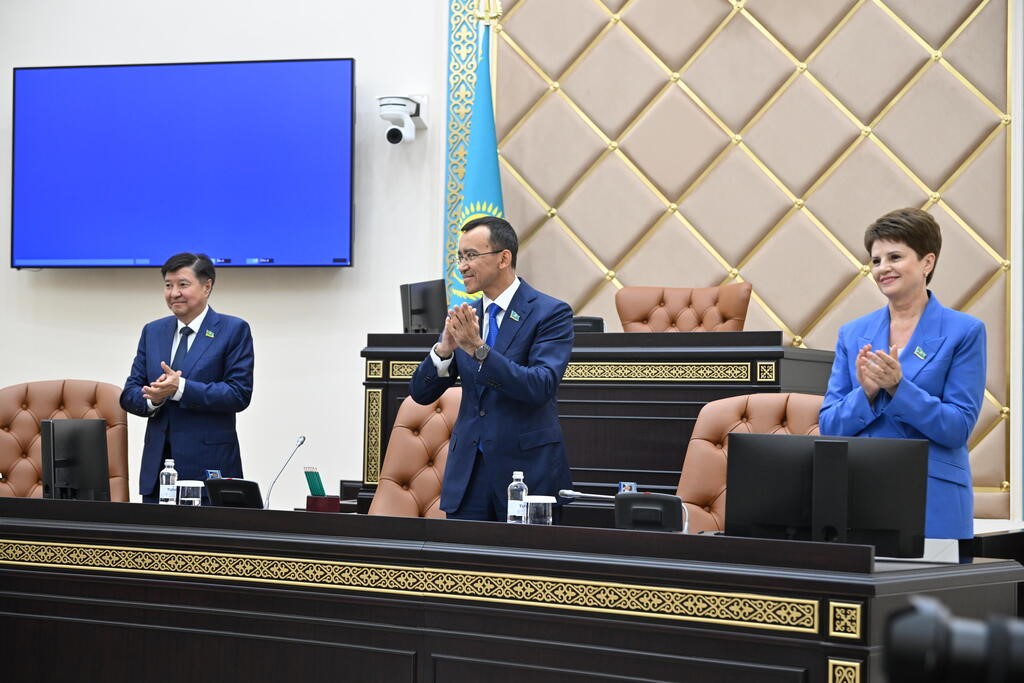 Kazakistan parlamentosu son oturumunu gerçekleştirdi
