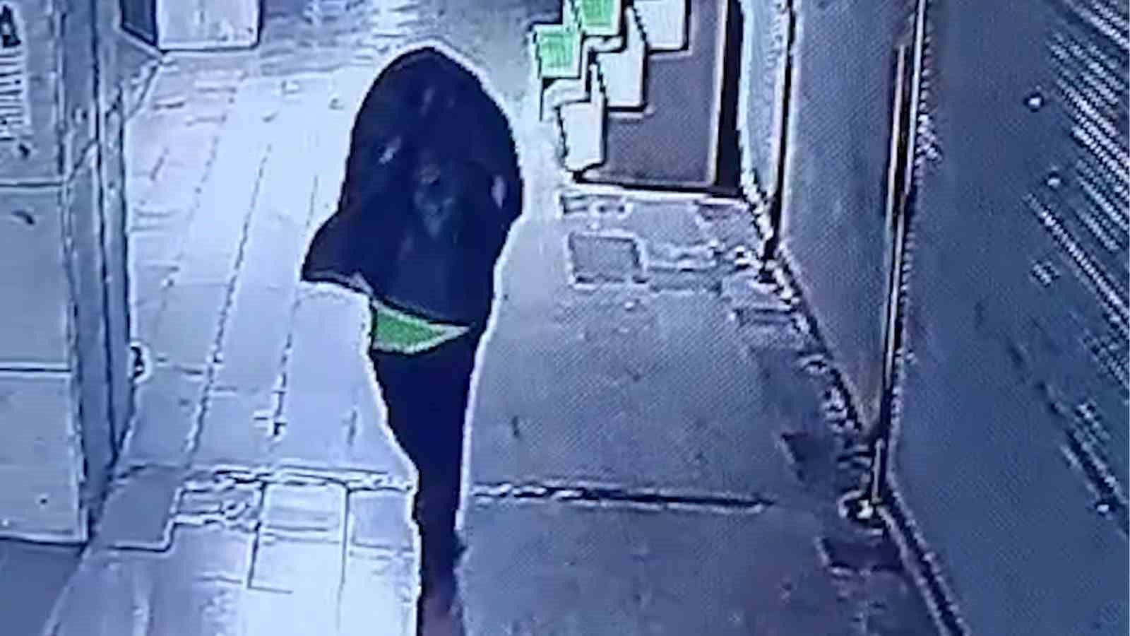 Tanınmamak için başına çöp poşeti geçirip yangın çıkaran şahıs kameralara yakalandı