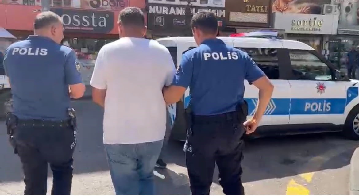 Tanınmamak için başına çöp poşeti geçirip yangın çıkaran şahıs kameralara yakalandı