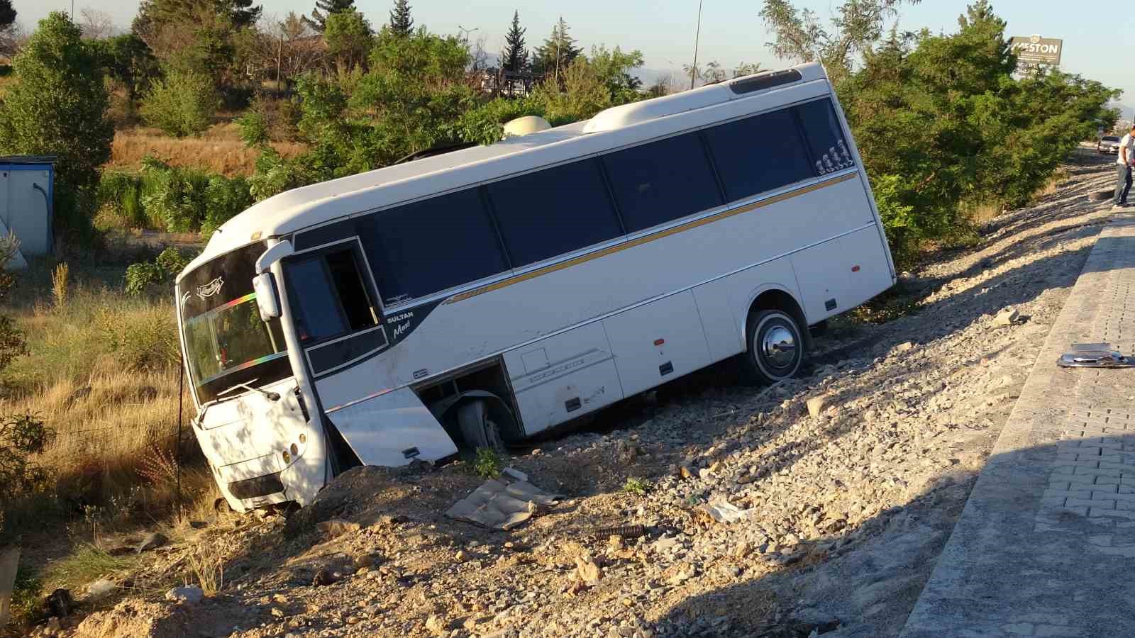Lastiği patlayan servis aracı şarampole devrildi: 5 yaralı