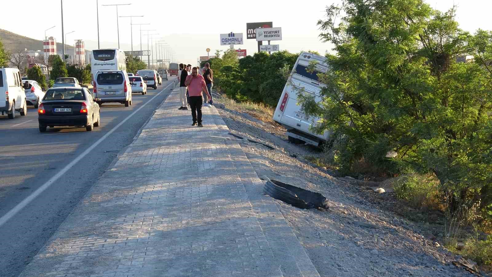 Lastiği patlayan servis aracı şarampole devrildi: 5 yaralı