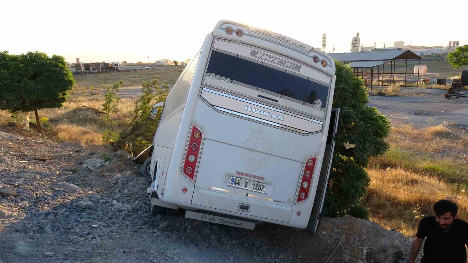 Lastiği patlayan servis aracı şarampole devrildi: 5 yaralı