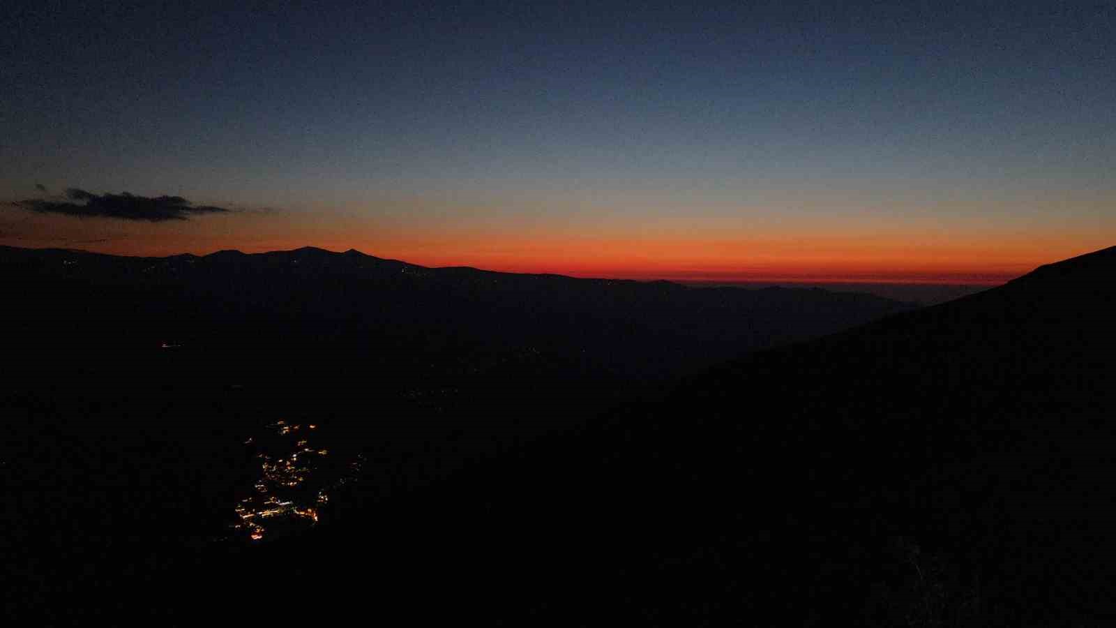 Trabzon’un incisi Uzungöl’de gün batımında görsel şölen