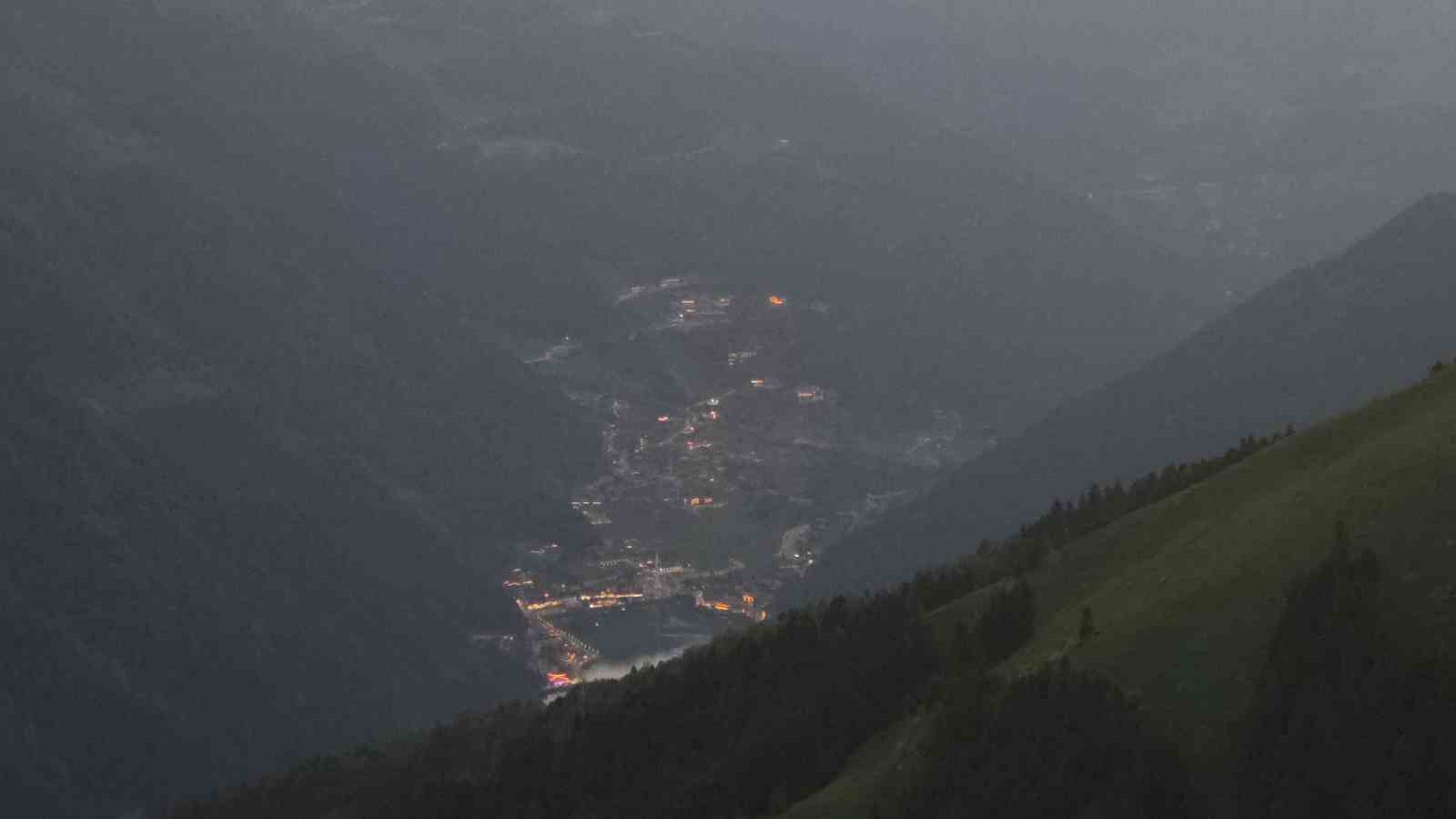 Trabzon’un incisi Uzungöl’de gün batımında görsel şölen