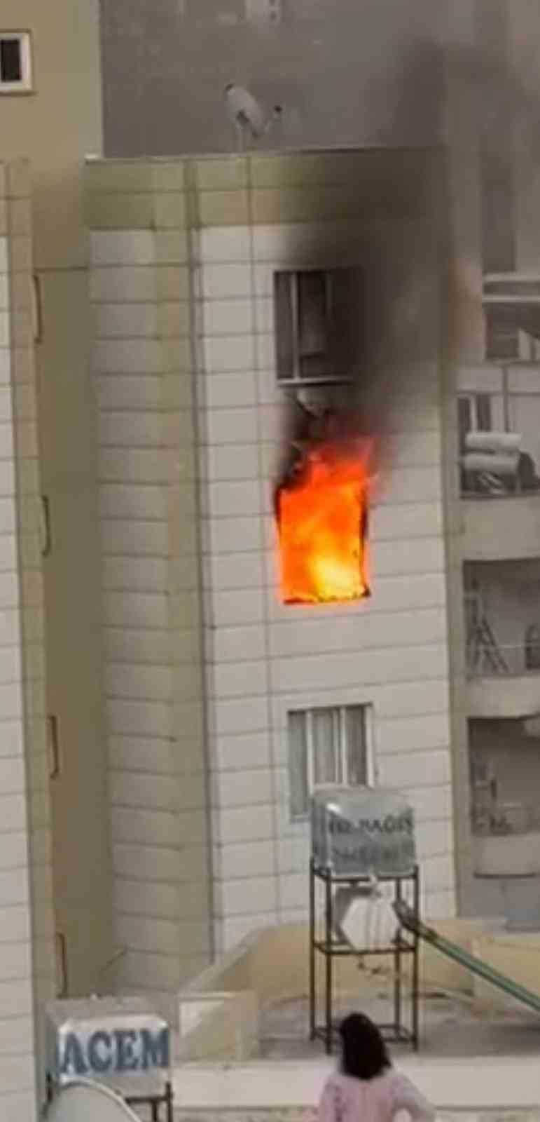 Şanlıurfa’da 9 katlı binada korkutan yangın